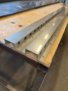 Read more about the article Tuulettuvat hattuprofiilit RST:stä – perusratkaisu, joka vaatii silti tarkkuutta